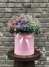 Цветочная композиция из Гипсофила и Розы в шляпной коробке в Гремячинске