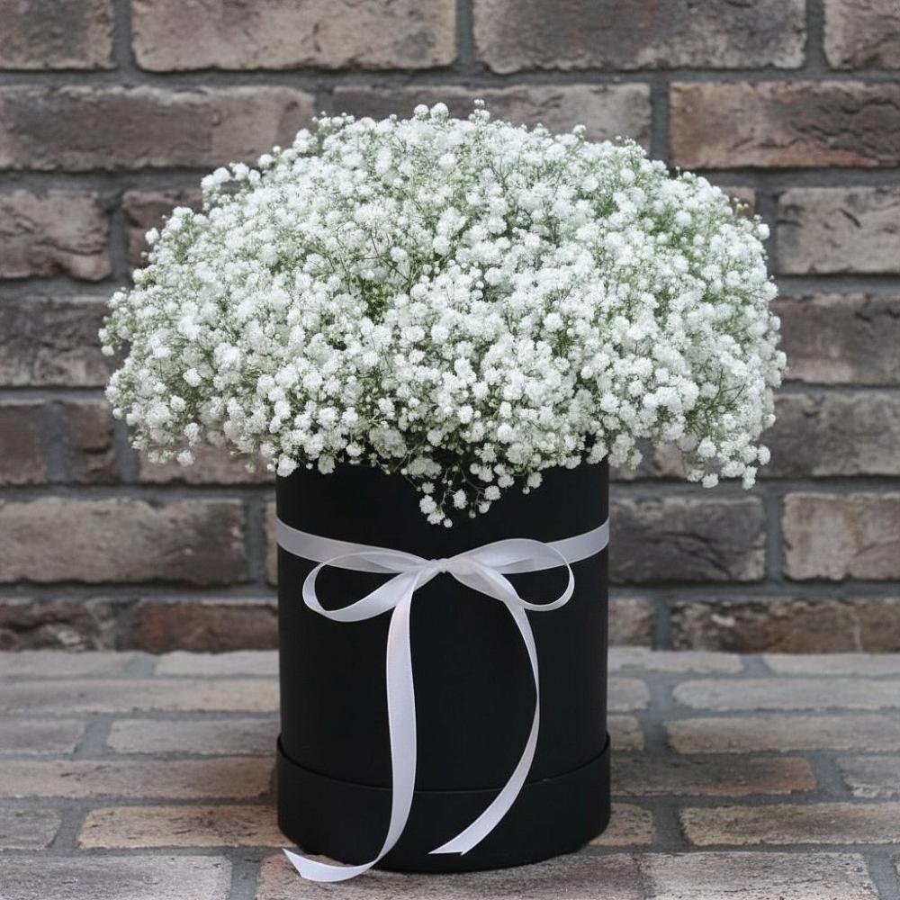 Цветочная композиция из Гипсофила в шляпной коробке в Гремячинске