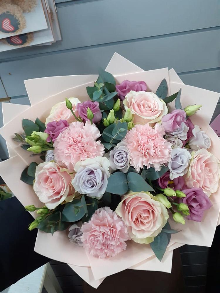 Букет цветов из: Розы, Гвоздики и Лизиантусы в Гремячинске