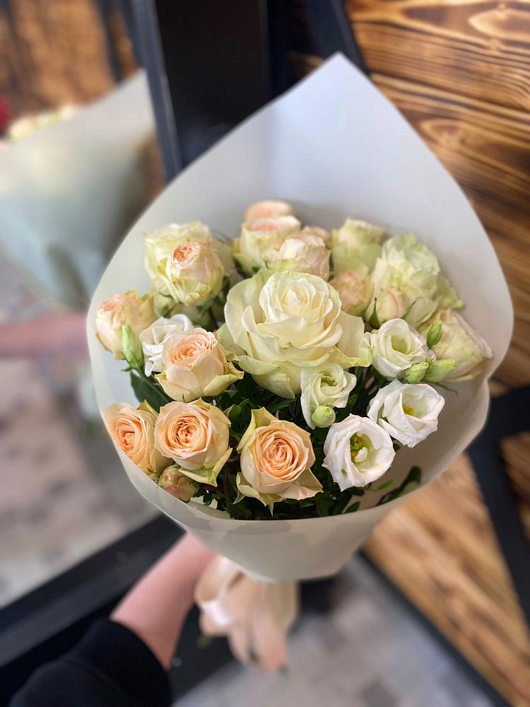 Букет цветов из: Розы и Лизиантусы в Гремячинске